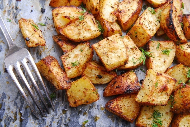 patate cotte al forno pronte e condite con erbe aromatiche
